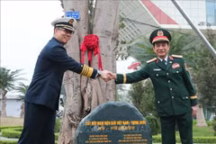 El ministro de Defensa de Vietnam, general Phan Van Giang, y su homólogo chino, coronel general Dong Jun, plantan un árbol en el puesto fronterizo internacional de Huu Nghi. (Foto: VNA)