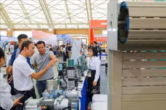 Visitantes recorren los stands en la Exposición Internacional de la Industria de Puertas de Vietnam 2025. (Foto: VNA)
