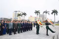 El secretario general del Partido, To Lam, ofrece incienso para conmemorar a los mártires heroicos en un sitio conmemorativo de la ciudad de Da Nang. (Foto: VNA)