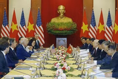 Las conversaciones de alto nivel entre el secretario general del Partido, Nguyen Phu Trong (cuarto, a la derecha), y el presidente estadounidense, Joe Biden (cuarto, a la izquierda), celebradas en Hanoi el 10 de septiembre de 2023, arrojaron numerosos resultados positivos, como lo demuestra la emisión de una declaración conjunta sobre la elevación de las relaciones entre Vietnam y Estados Unidos a una Asociación Estratégica Integral para la Paz, la Cooperación y el Desarrollo Sostenible. (Foto: VNA)