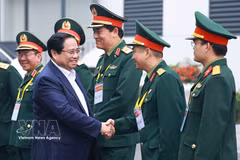 El primer ministro Pham Minh Chinh se reúne con dirigentes del Grupo Militar de Industria y Telecomunicaciones (Viettel) durante la sesión de trabajo sobre el desarrollo de la industria de defensa. (Foto: VNA)