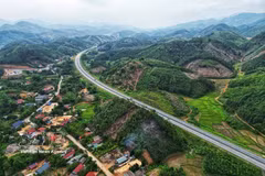 La creciente demanda de financiación para proyectos de infraestructura y transición verde impulsa la búsqueda de nuevas fuentes de capital en Vietnam. En la imagen, la autopista Noi Bai–Lào Cai. (Foto: VNA)