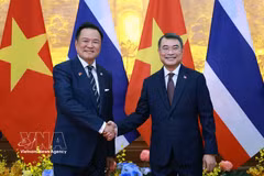El primer ministro de Tailandia, Anutin Charnvirakul, y su homólogo vietnamita, Le Minh Hung. (Foto: VNA)