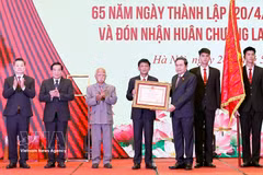 El presidente de la Asamblea Nacional, Tran Thanh Man, entregó la condecoración al Consejo de Asuntos Étnicos