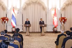 El secretario general del Partido Comunista y presidente de Vietnam, To Lam, y el primer ministro de Tailandia, Anutin Charnvirakul, en la rueda de prensa. (Fuente: VNA)