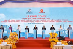 El presidente de la Asamblea Nacional, Tran Thanh Man, junto a los delegados, participa en la ceremonia simbólica de lanzamiento del proyecto del eje espacial de la carretera nacional 1A. (Foto: VNA)