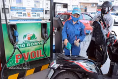 Ciudadanos adquieren gasolina biológica E10 en una estación de servicio de PVOIL ubicada en la calle Thai Thinh, en Hanoi. (Foto: VNA)