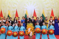 El presidente vietnamita Luong Cuong y su esposa, el presidente lituano Gitanas Nauseda y su esposa, con artistas vietnamitas. (Foto: VNA)