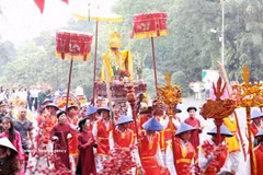 Singular procesión de palanquines hacia el Templo de los Reyes Hung