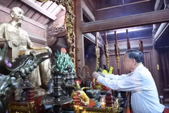El secretario general del Partido Comunista de Vietnam, To Lam, rindió hoy homenaje al Presidente Ho Chi Minh y a los precursores revolucionarios. (Foto: VNA)