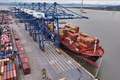 Carga y descarga de mercancías de exportación en el puerto internacional de Hai Phong. Foto: VNA