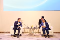 El presidente del Comité Popular de Ciudad Ho Chi Minh, Nguyen Van Duoc (derecha), recibe a Stephan Mergenthaler (izquierda), director ejecutivo del Foro Económico Mundial. (Foto: Xuan Khu/VNA)