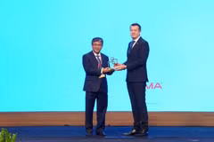 El viceministro de Ciencia y Tecnología, Tran Trung Tinh, recibe el Premio al Liderazgo Gubernamental 2026. Foto: suckhoedoisong.vn)