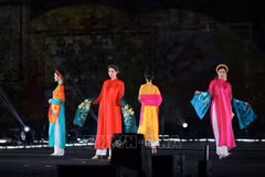 Desfile de moda en el festival (Foto: VNA)