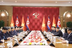 El secretario general del Partido Comunista de Vietnam, To Lam, se reúne con el secretario general del Partido del Trabajo de Corea y presidente de la Comisión de Asuntos Estatales del país, Kim Jong Un. (Foto: VNA)