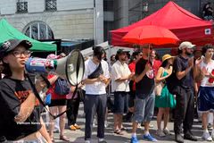 Manifestantes se concentran en la Plaza de la Bastilla, en París, para exigir justicia para las víctimas del Agente Naranja y del clordecona, el 20 de junio de 2026. (Foto: VNA)