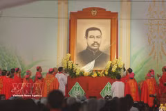 El retrato del recién proclamado beato Francisco Javier Truong Buu Diep es presentado ante decenas de miles de fieles durante la ceremonia de beatificación celebrada en el santuario de Tac Say, en la provincia de Ca Mau. (Foto: VNA)