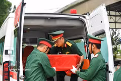 Soldados trasladan las muestras de restos de mártires para su análisis de ADN. (Foto: VNA)
