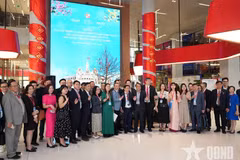 Representantes de la comunidad vietnamita en el exterior asisten al coloquio titulado “Promoción de los recursos de la diáspora para aprovechar los logros de la Cuarta Revolución Industrial en favor del desarrollo de Ciudad Ho Chi Minh”. (Foto: qdnd.vn)