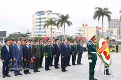 El secretario general y presidente de Vietnam, To Lam, junto con la delegación del Comité Central, guarda un minuto de silencio en memoria de los héroes caídos. (Foto: VNA)