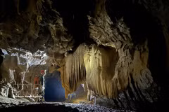 Imagen que muestra las imponentes formaciones de estalactitas milenarias en la cueva Nuoc Lan, recientemente descubierta en el Parque Nacional Phong Nha-Ke Bang, en la provincia de Quang Tri. (Foto: VNA)