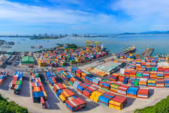 Tras cada década de desarrollo, la capacidad de la infraestructura portuaria ha triplicado, gestionando el 90% del total de las mercancías de exportación e importación de Vietnam. (Foto: Vietnam+)