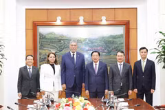 El jefe de la Comisión de Asuntos Internos del Comité Central del Partido Comunista de Vietnam, Phan Dinh Trac (tercero desde la derecha), recibe a Miguel Mejía, (tercero desde la izquierda) secretario general del Movimiento Izquierda Unida de la República Dominicana. (Foto: VNA)