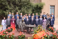 El presidente Luong Cuong y funcionarios y personal de la Embajada de Vietnam en China junto a la estatua del Presidente Ho Chi Minh. (Foto: VNA)