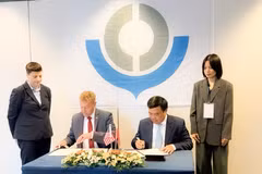 El director general de la Autoridad Aduanera de Vietnam, Nguyen Van Tho, y el comisionado de la Oficina de Aduanas y Protección Fronteriza (CBP) de Estados Unidos, Rodney Scott, firman el memorando de entendimiento. (Foto: baochinhphu.vn)