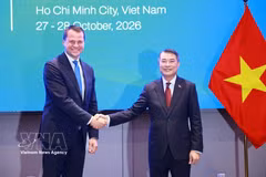 El primer ministro de Vietnam, Le Minh Hung, (derecha) recibe a Stephan Mergenthaler, director ejecutivo del Foro Económico Mundial. (Foto: VNA)