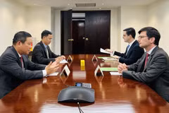El embajador vietnamita en Venezuela, Vu Trung My, sostiene una reunión con Gianpiero Leoncini, vicepresidente ejecutivo del Banco de Desarrollo de América Latina y el Caribe. (Foto: VNA)