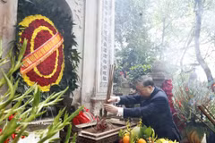 El secretario general del Partido Comunista y presidente de Vietnam, To Lam, ofrenda incienso y flores en homenaje a los Reyes Hung. (Foto: VNA)