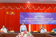 El presidente del Comité Popula de An Giang, Ho Van Mung, responde a preguntas de los jóvenes en el evento. (Foto: VNA)