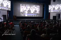 Los participantes en la proyección del documental (Foto: VNA)