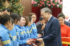 El secretario general del Partido Comunista de Vietnam, To Lam, felicita a trabajadores de Hanoi (Fuente: VNA)