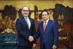 El primer ministro de Vietnam, Pham Minh Chinh, y el embajador qatarí, Khalid Ali Abdullah Abel (Fuente: VNA)