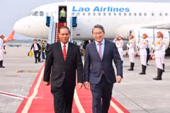 Recepción de Vilay Lakhamfong, miembro del Buró Político y permanente del Secretariado del Comité Central del Partido Popular Revolucionario de Laos, en el Aeropuerto Internacional de Noi Bai, Hanoi. (Foto: VNA)