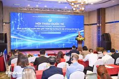 Delegados en el seminario internacional "Servicios de confianza transfronterizos: establecimiento de una infraestructura de confianza digital en la era de la IA". (Foto: Vietnam+)
