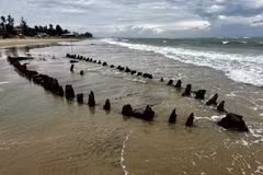 Un barco antiguo emerge en la costa de Hoi An tras tifón Kalmaegi