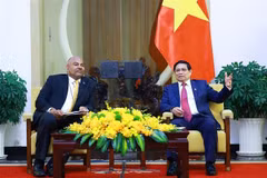 l primer ministro vietnamita, Pham Minh Chinh, recibe al ministro de Asuntos Exteriores y Cooperación de África Oriental de Tanzania, Mahmoud Thabit Kombo. (Foto: VNA) 