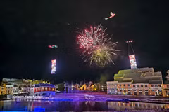Espectáculo de drones que recrea las figuras del Dragón y el Fénix en el cielo de Hoi An. (Foto: VNA)