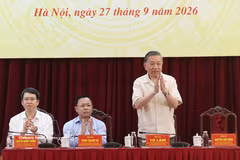 El secretario general del Partido Comunista y presidente de Vietnam, To Lam, y miembros de la delegación de diputados de la circunscripción electoral número 1. (Foto: VNA)