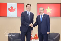 Con motivo de la XIX Cumbre de la Francofonía, el secretario general y presidente To Lam se reúne con el primer ministro canadiense, Justin Trudeau, en París, el 5 de octubre de 2024. (Foto: VNA)