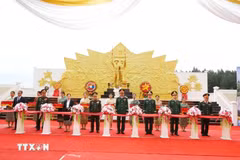 Delegados vietnamitas y laosianos cortaron la cinta para inaugurar y entregar el Monumento a la "Solidaridad y alianza combativa Vietnam - Laos" (Foto: VNA)