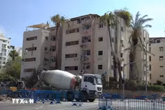 Un edificio de apartamentos en la calle Levy Eshkol, Tel Aviv, fue destruido por un misil la madrugada del 16 de junio de 2025. (Foto: VNA)