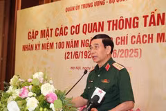 El general Phan Van Giang, miembro del Buró Político, vicesecretario de la Comisión Militar Central y ministro de Defensa de Vietnam, habla en la reunión. (Foto: VNA)