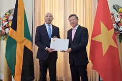 El embajador de Vietnam en Cuba, concurrente en Kingston, Le Quang Long, presentó sus cartas credenciales al Gobernador General de Jamaica, Patrick Allen. (Foto: VNA)