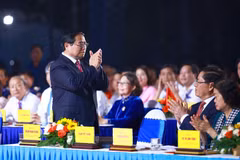 Primer ministro asiste a la celebración del 50 aniversario de la liberación de Con Dao