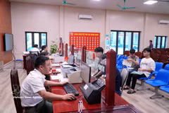 Las autoridades de nivel comunal de la provincia de Hung Yen gestionan directamente 422 trámites administrativos, de los cuales 54 corresponden al ámbito de la justicia. Foto: Nguyen Cong Hai/VNA