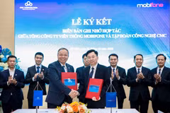 Ceremonia de firma del memorando de entendimiento sobre la cooperación entre MobiFone y CMC. (Foto: baotintuc.vn)